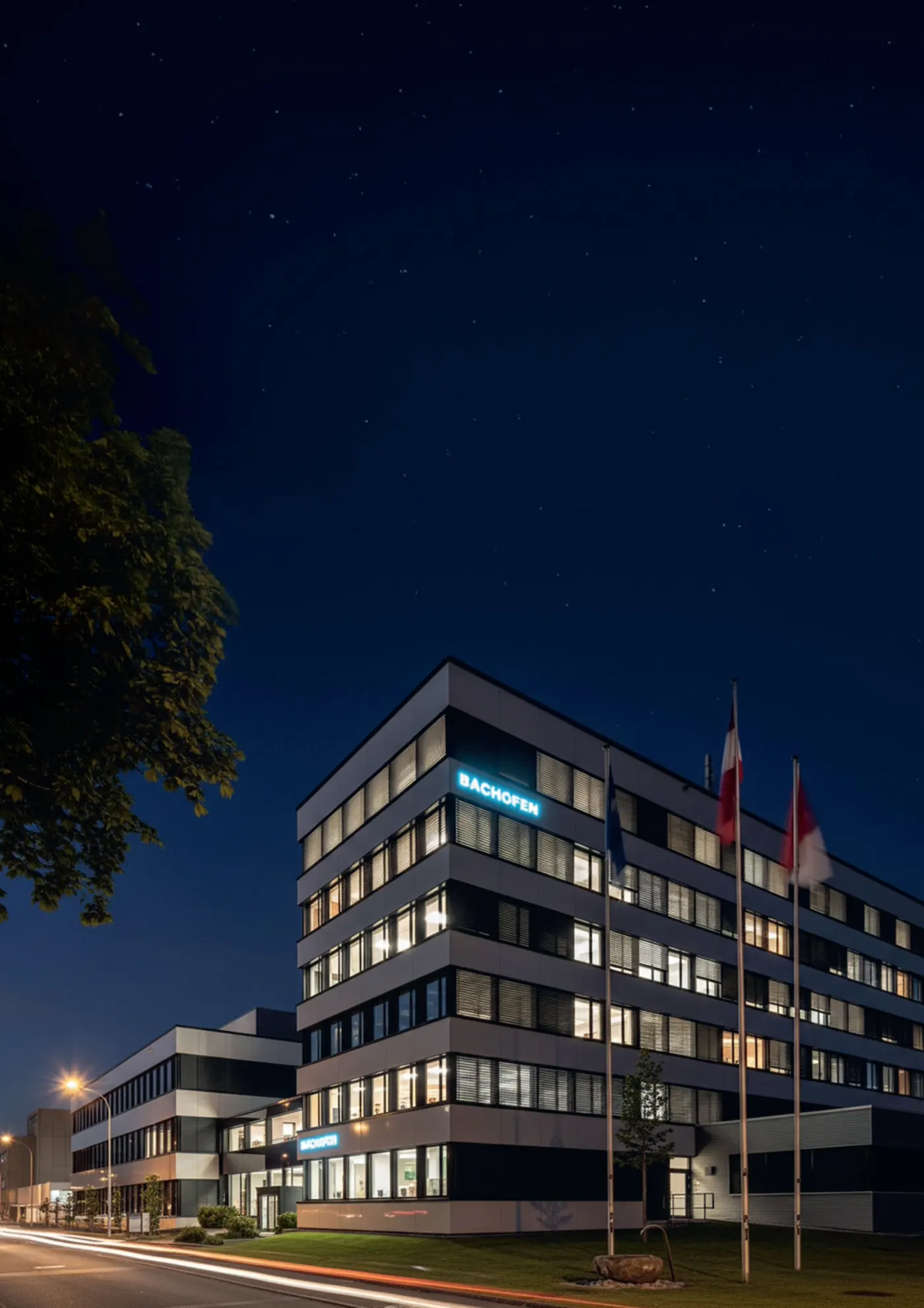 Öffentliches Gebäude bei Nacht