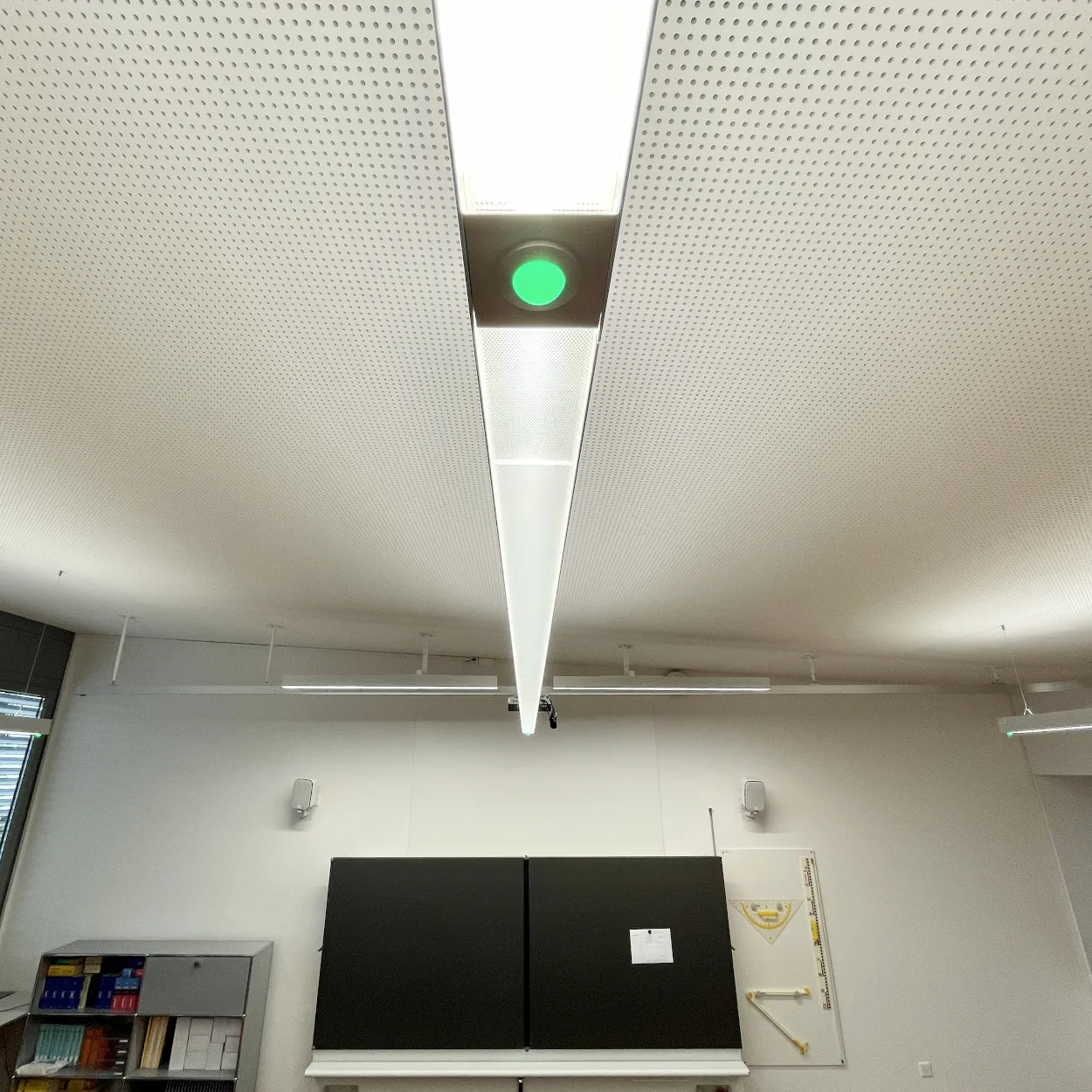 elani-Pendelleuchte mit CO2-Ampel im Schulhaus Sennweid, Baar