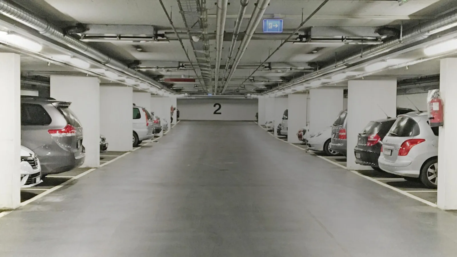 Halle mit intelligenter LED-Beleuchtung